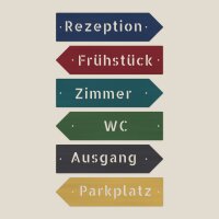 Wegweiser aus Holz in Pfeilform – Rezeption, Frühstück, Zimmer, WC, Ausgang, Parkplatz, Pappelsperrholz 4 mm