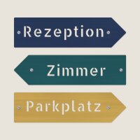 Wegweiser aus Holz in Pfeilform – Rezeption, Frühstück, Zimmer, WC, Ausgang, Parkplatz, Pappelsperrholz 4 mm